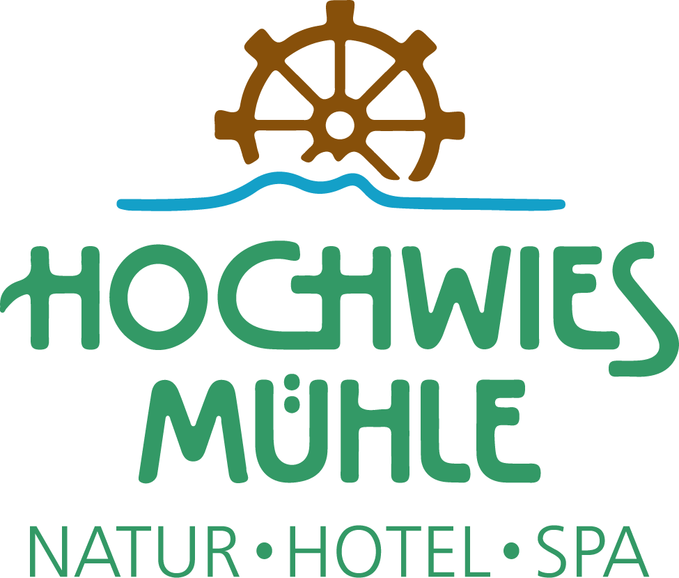 Logo der Hochwies Mühle, inklusive Text "Natur • Hotel • Spa" und einem Steuerrad-Design über Wellen.